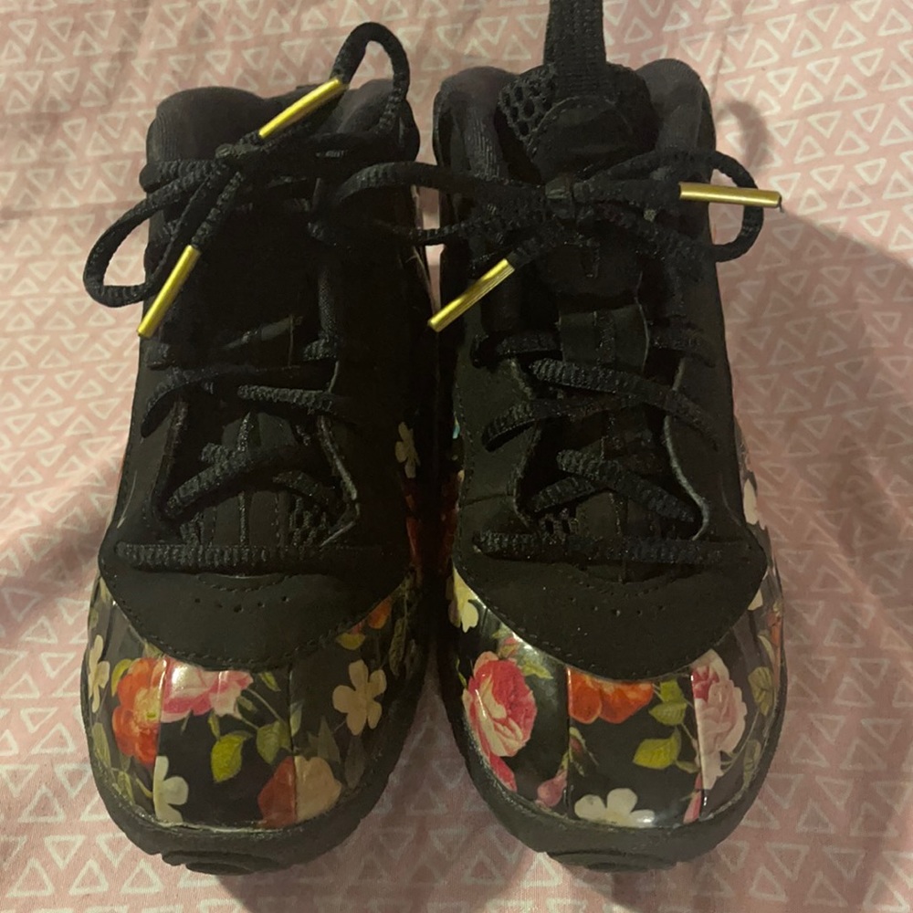 Preowned foamposite with flowers